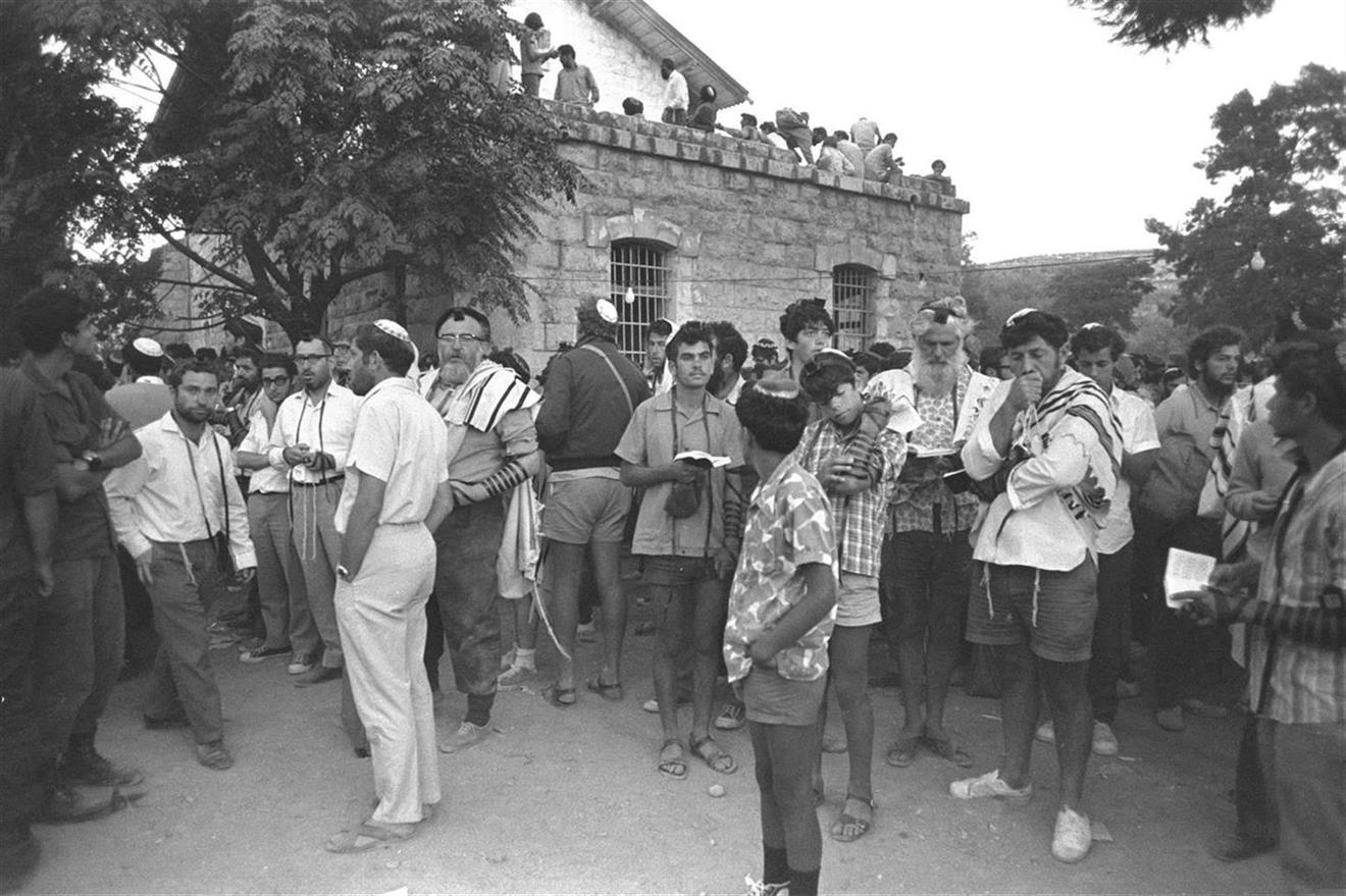 Ribonut Thousands besieged the building where the Defense